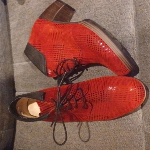 Wolky Stacked Red Platform Stacked Heeled Bootie w/Black Collar US 7.5 EU 38 - Picture 1 of 8